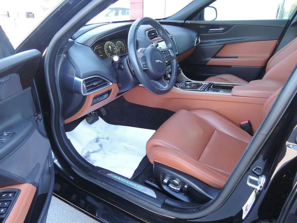 2018 Jaguar XE - Image 5 of 10