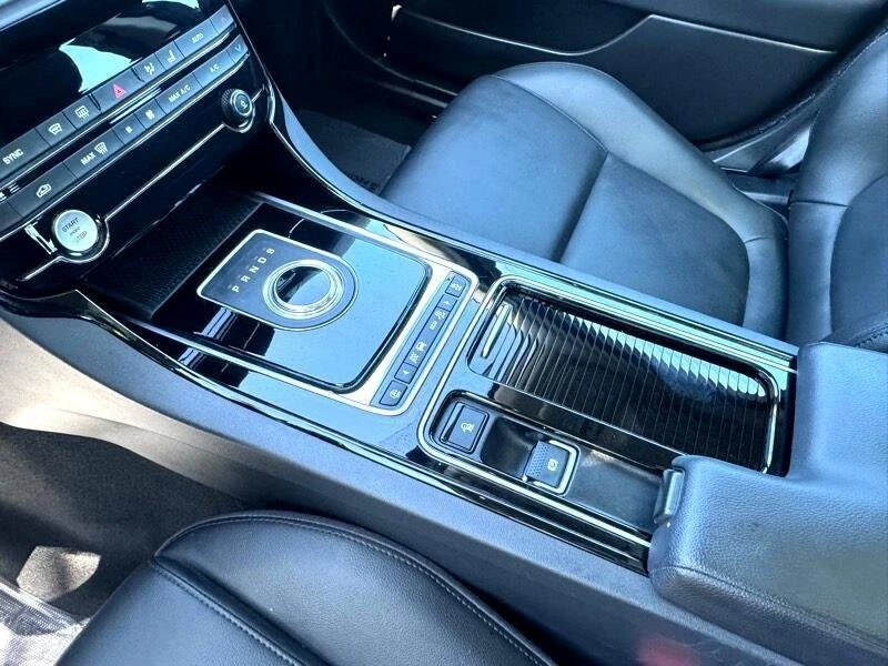 2018 Jaguar XE - Image 13 of 18