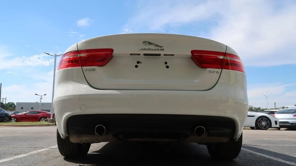 2018 Jaguar XE - Image 9 of 17