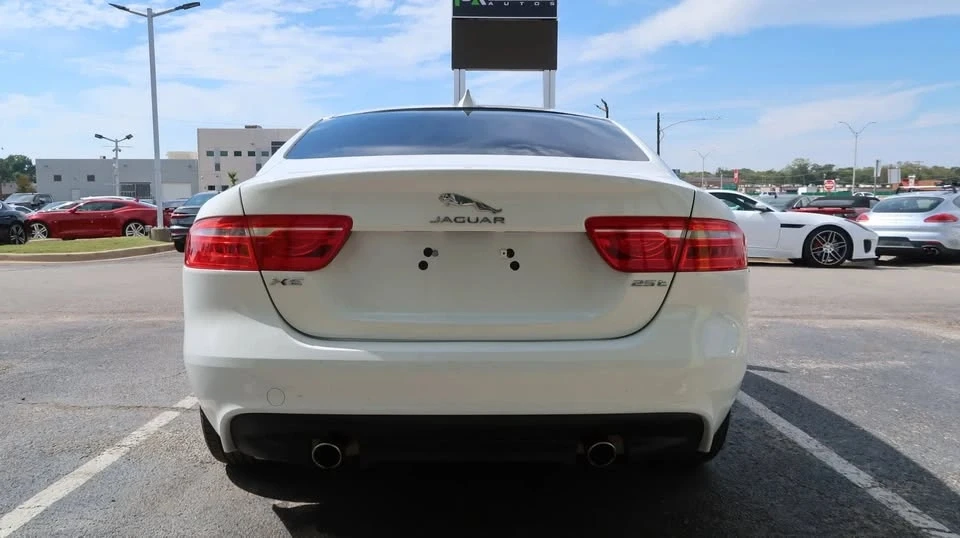 2018 Jaguar XE - Image 8 of 17