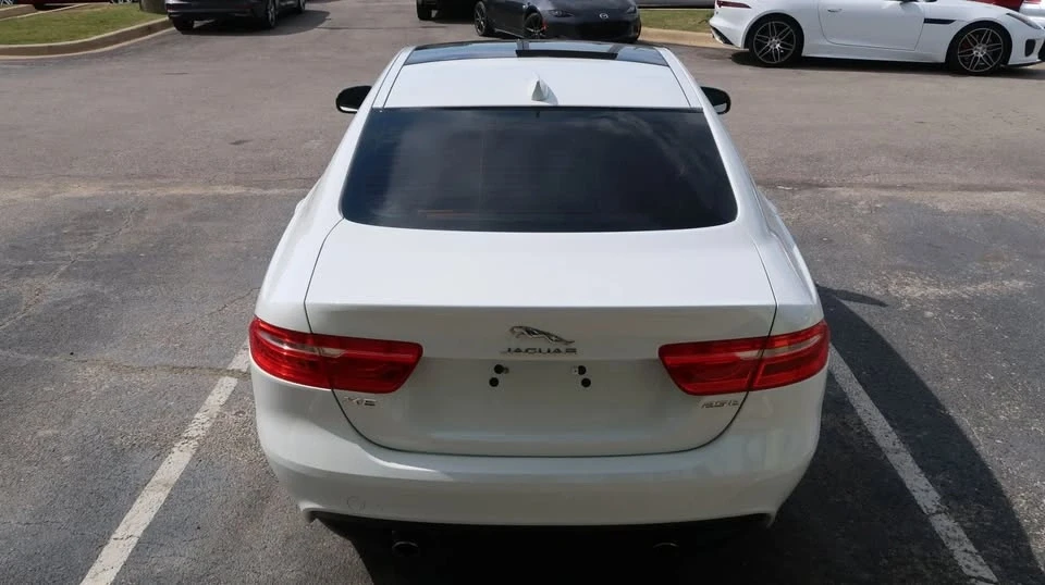 2018 Jaguar XE - Image 10 of 17