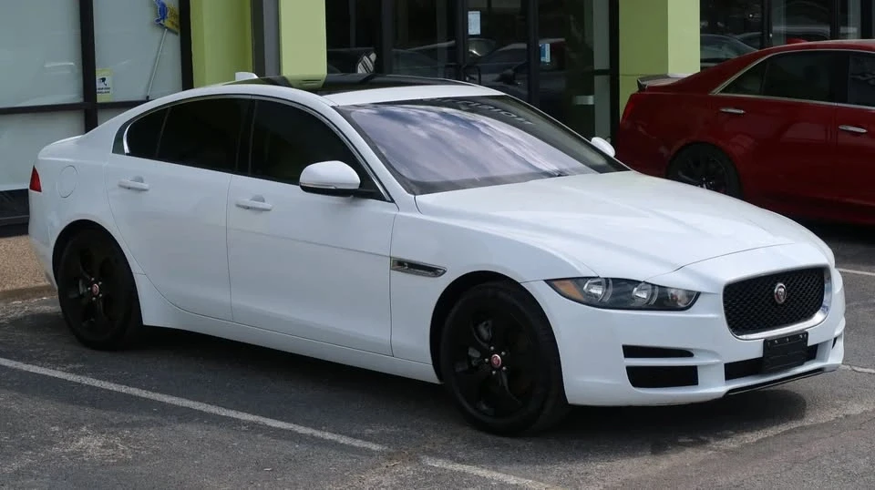 2018 Jaguar XE - Image 5 of 17