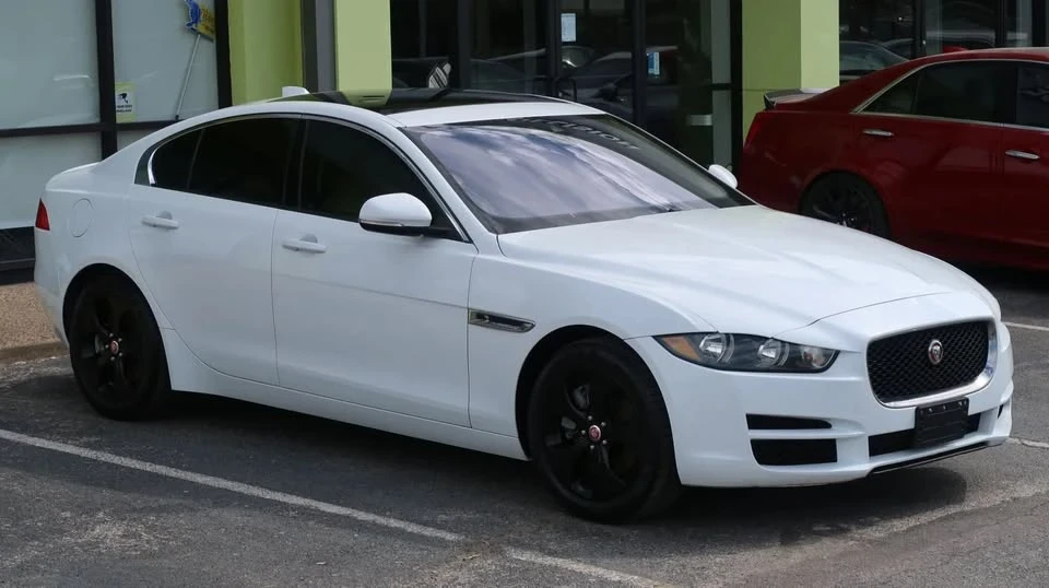 2018 Jaguar XE - Image 5 of 9