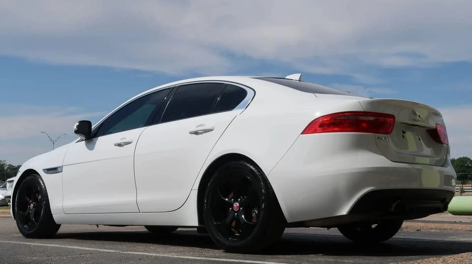 2018 Jaguar XE - Image 12 of 17