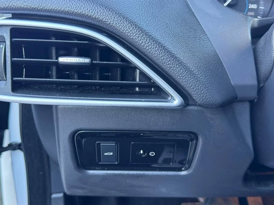 2018 Jaguar XE - Image 13 of 16