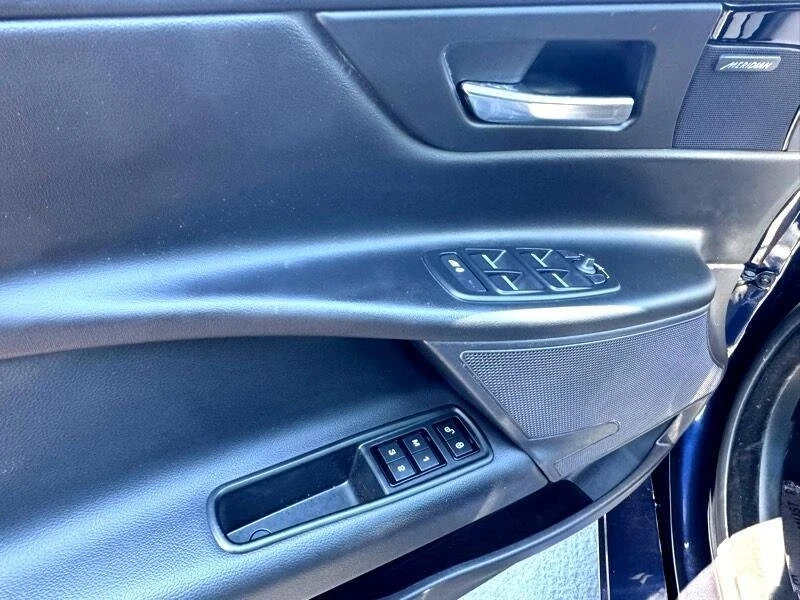 2018 Jaguar XE - Image 17 of 18