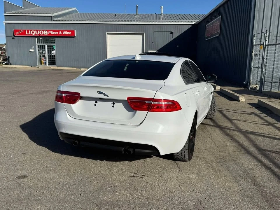 2018 Jaguar XE - Image 2 of 15