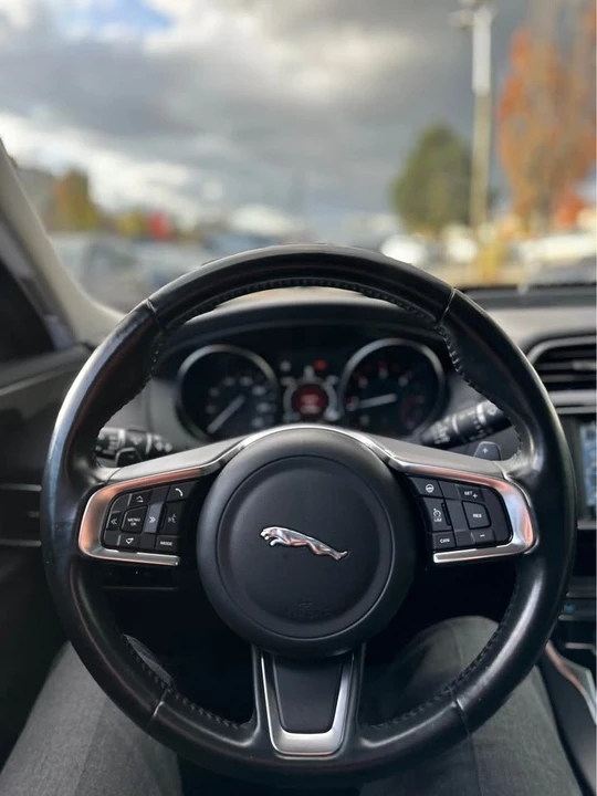 2018 Jaguar XE - Image 10 of 18