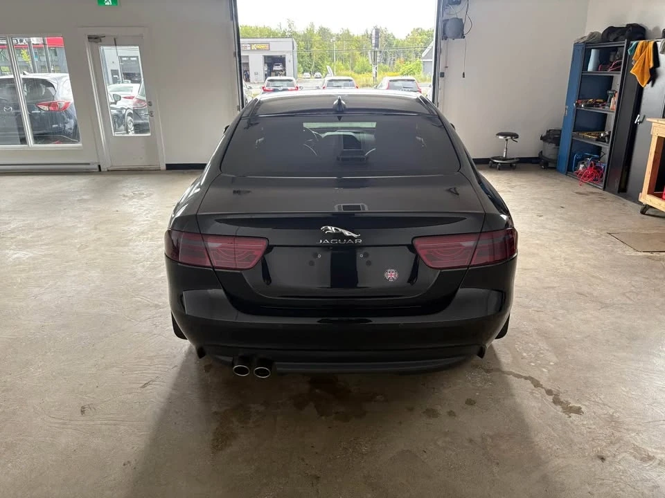 2018 Jaguar XE - Image 5 of 9