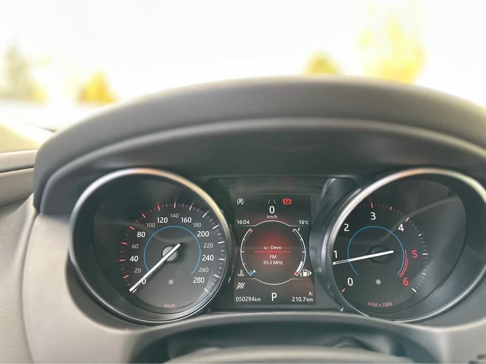 2018 Jaguar XE - Image 11 of 18
