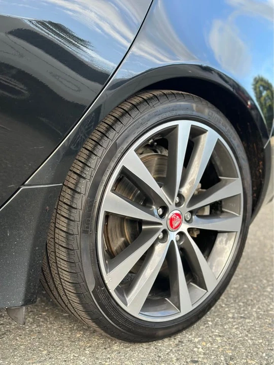 2018 Jaguar XE - Image 8 of 18