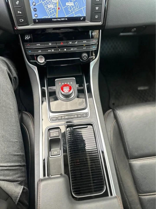2018 Jaguar XE - Image 14 of 18