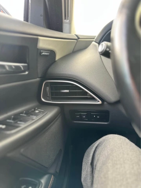 2018 Jaguar XE - Image 9 of 18