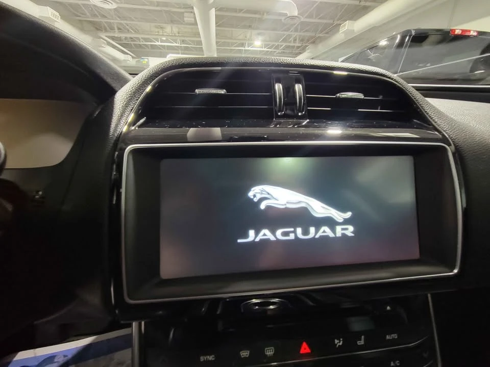 2018 Jaguar XE - Image 11 of 11