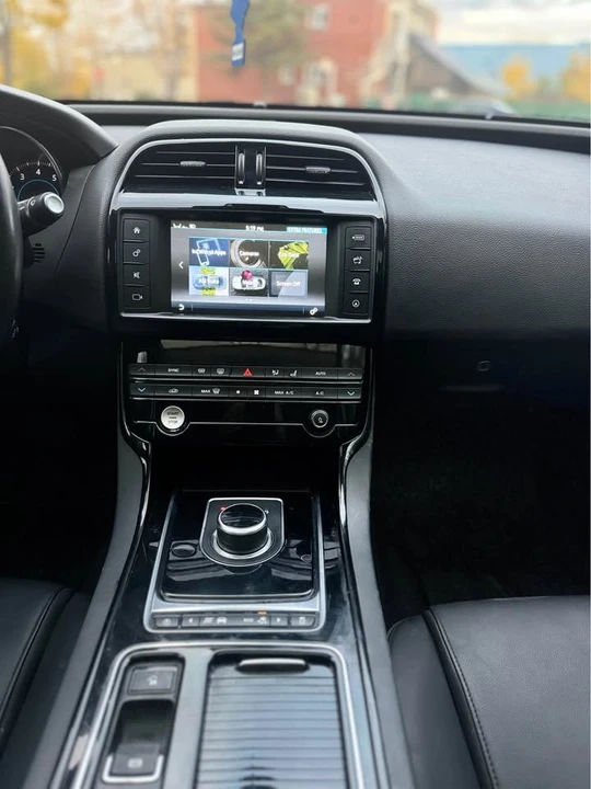 2018 Jaguar XE - Image 12 of 19