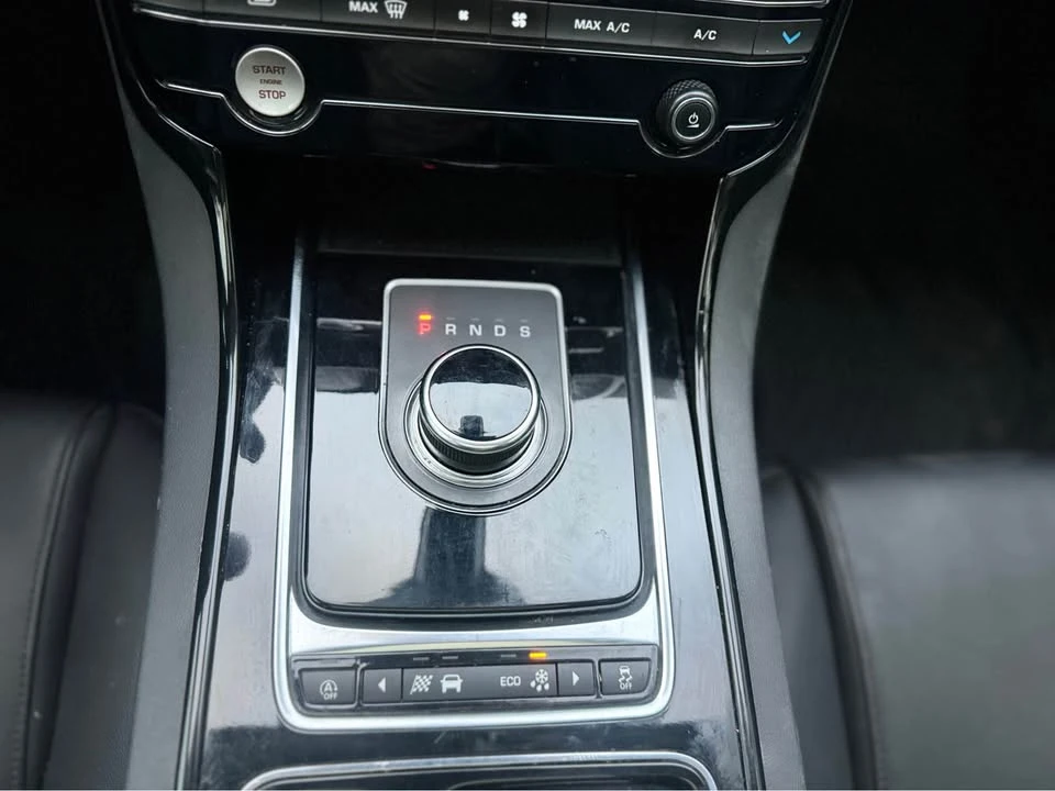2018 Jaguar XE - Image 15 of 20