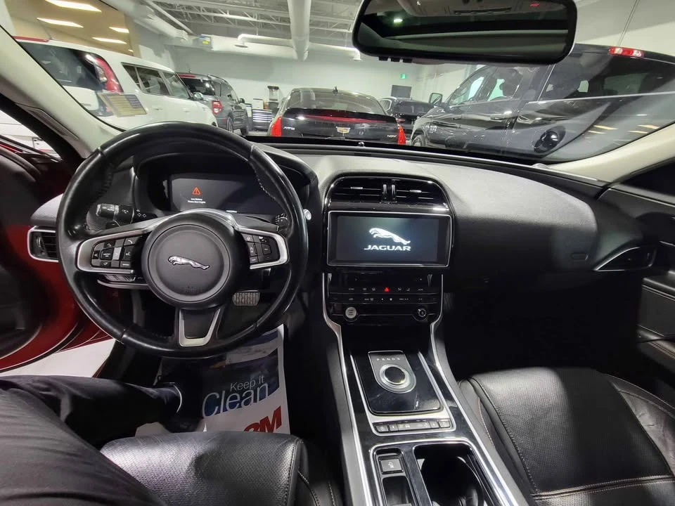 2018 Jaguar XE - Image 10 of 11