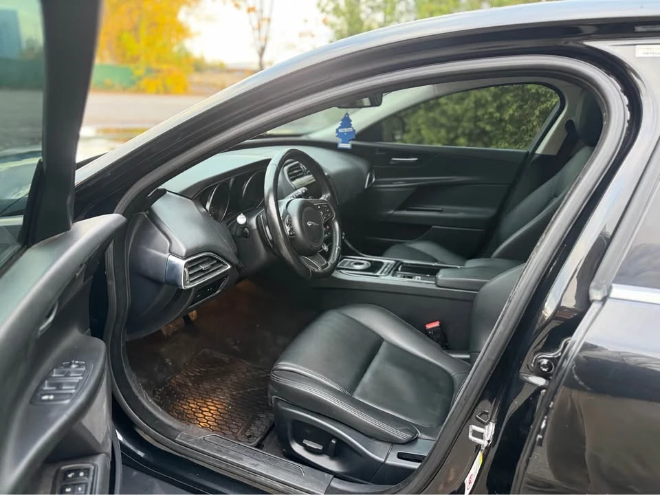 2018 Jaguar XE - Image 9 of 20