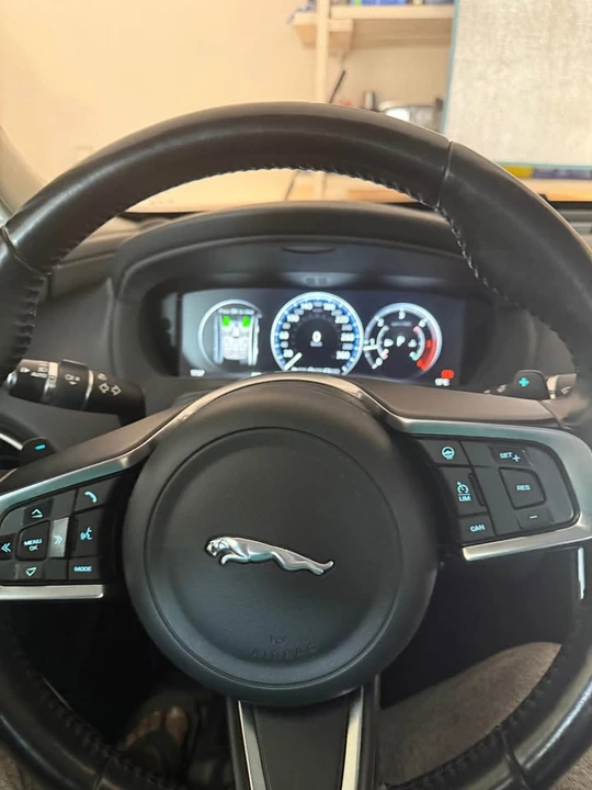 2018 Jaguar XE - Image 10 of 11