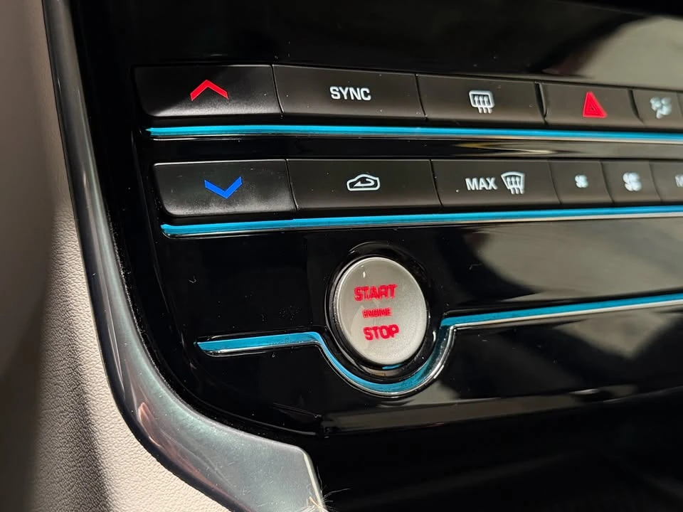 2018 Jaguar XE - Image 18 of 19