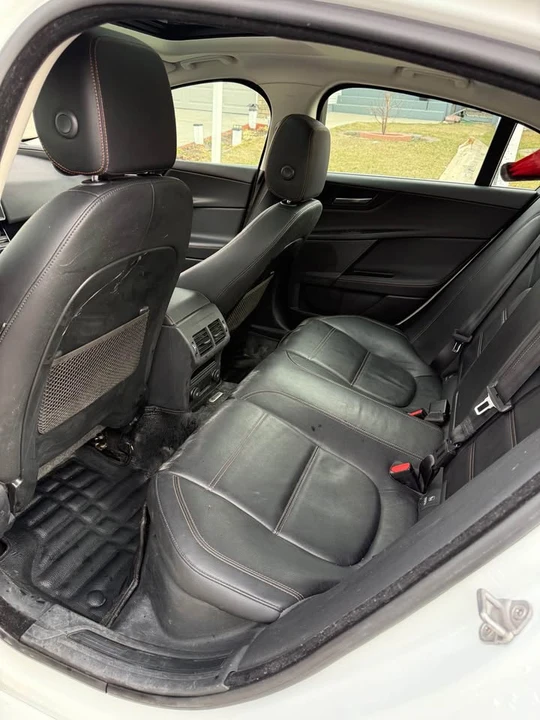 2018 Jaguar XE - Image 4 of 11
