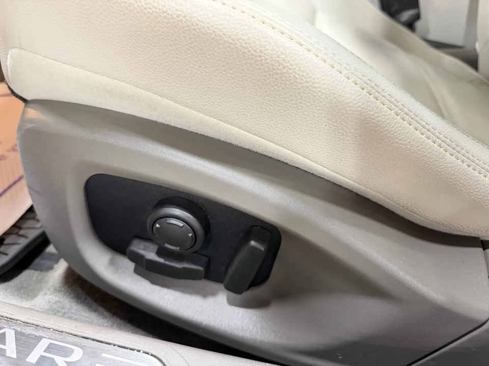 2018 Jaguar XE - Image 14 of 19