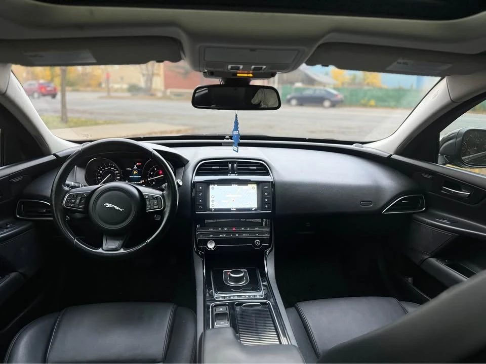 2018 Jaguar XE - Image 11 of 20