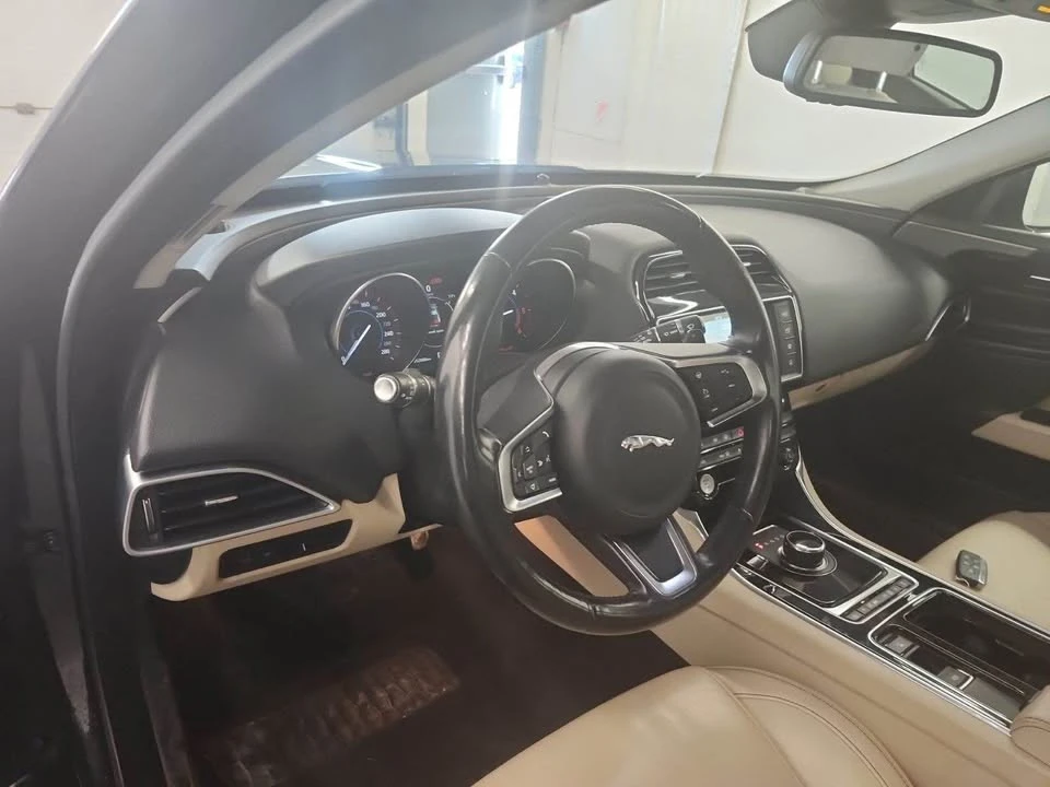 2018 Jaguar XE - Image 4 of 5