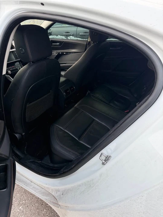 2018 Jaguar XE - Image 9 of 10