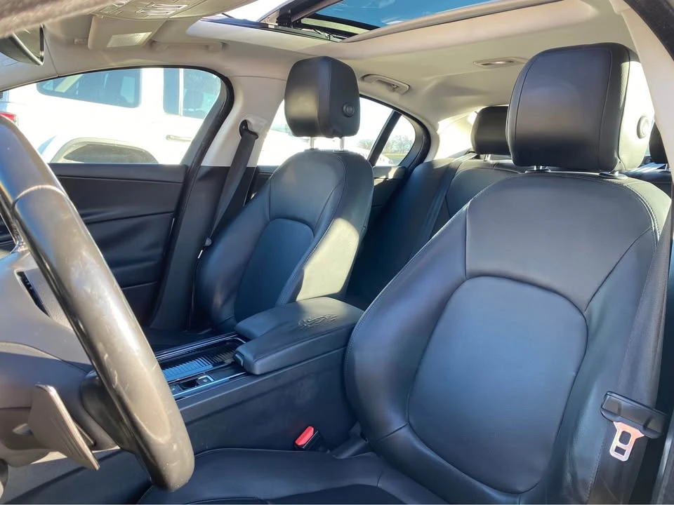 2018 Jaguar XE - Image 7 of 12