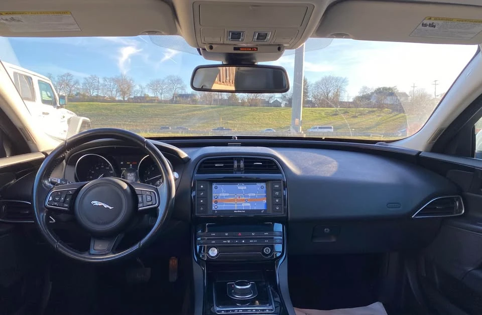 2018 Jaguar XE - Image 4 of 12