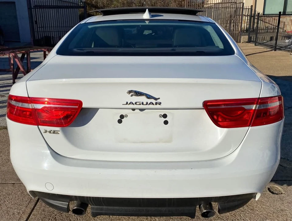 2018 Jaguar XE - Image 9 of 12