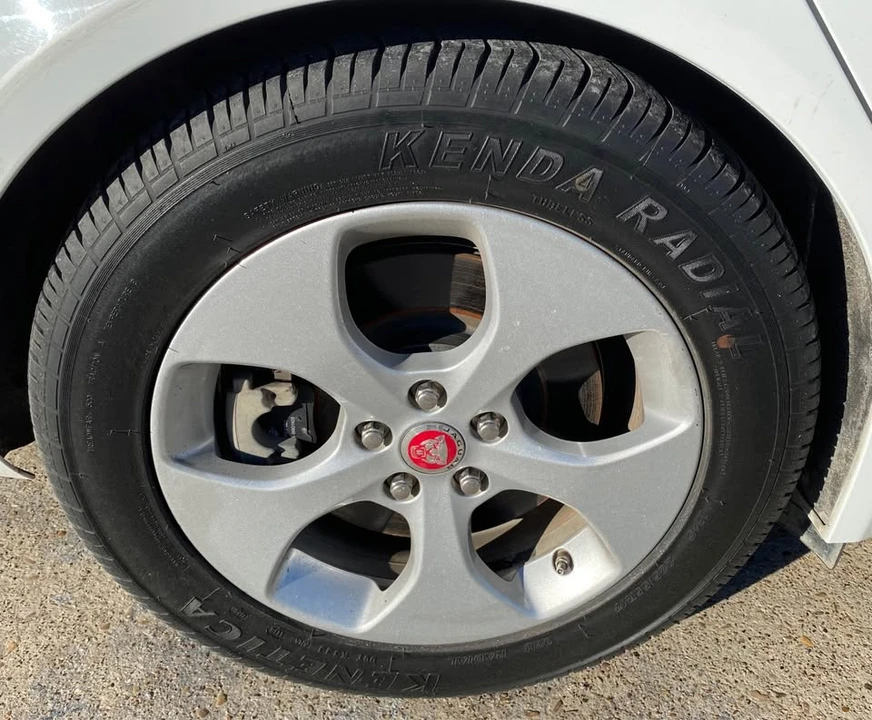 2018 Jaguar XE - Image 10 of 12