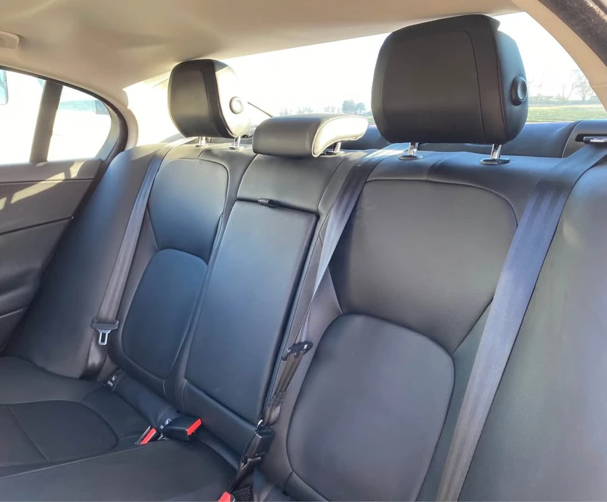 2018 Jaguar XE - Image 8 of 12