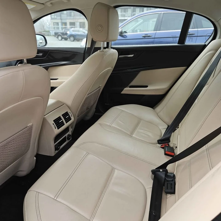 2018 Jaguar XE - Image 7 of 7