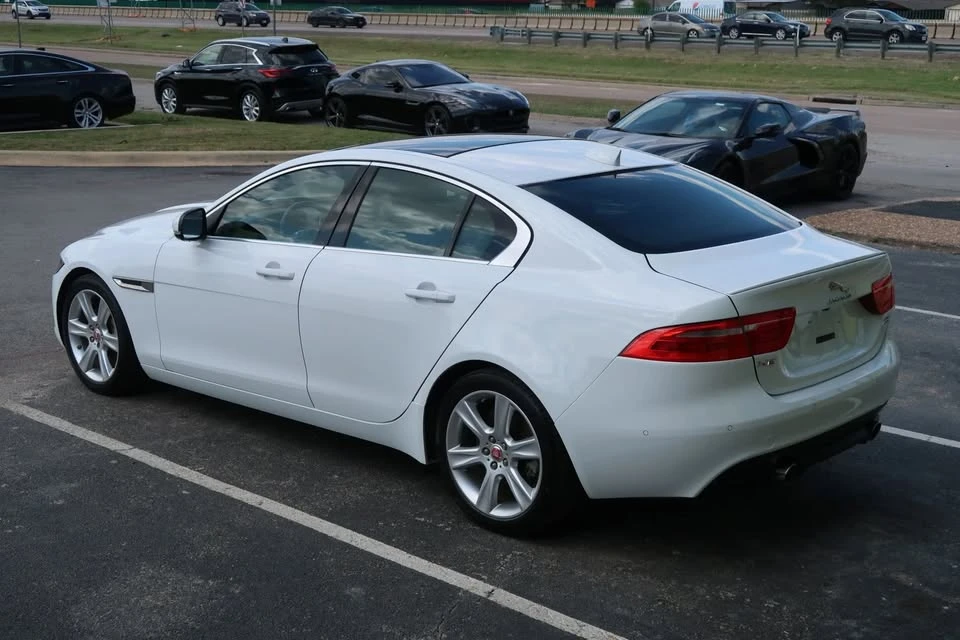 2018 Jaguar XE - Image 9 of 19