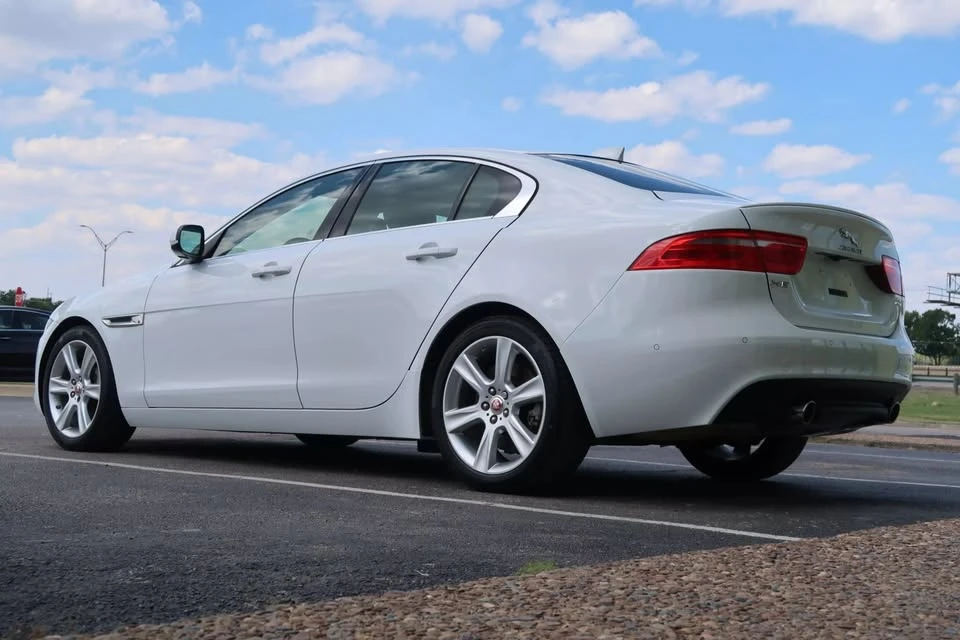 2018 Jaguar XE - Image 10 of 19