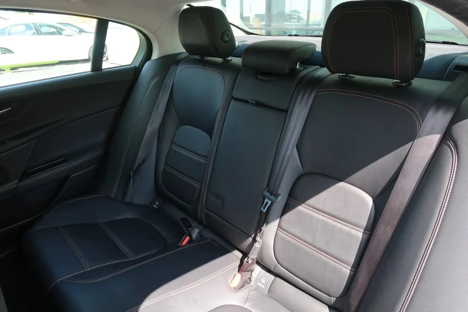 2018 Jaguar XE - Image 17 of 19