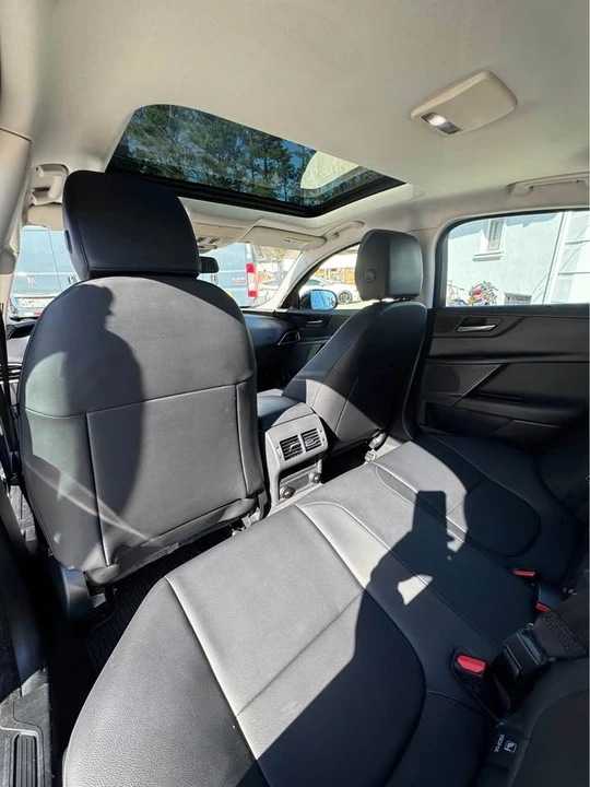 2018 Jaguar XE - Image 10 of 17