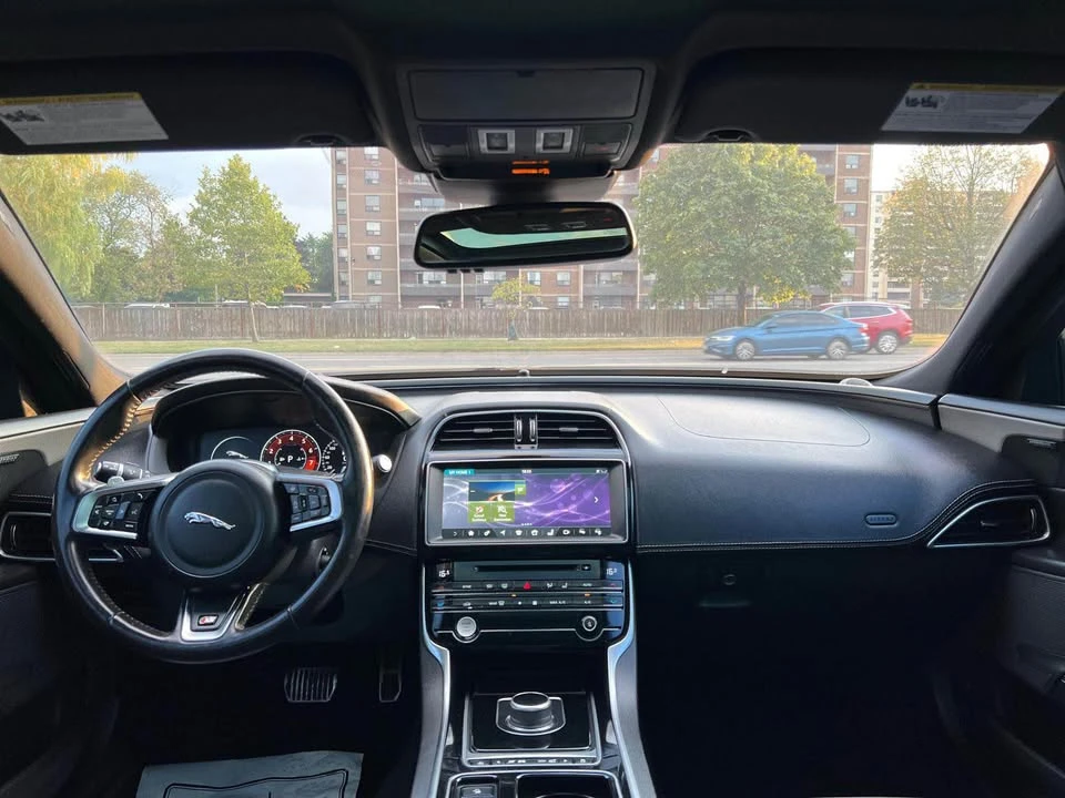 2018 Jaguar XE - Image 11 of 20