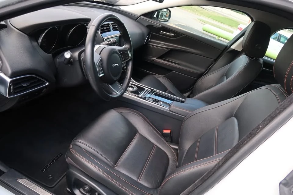 2018 Jaguar XE - Image 13 of 19