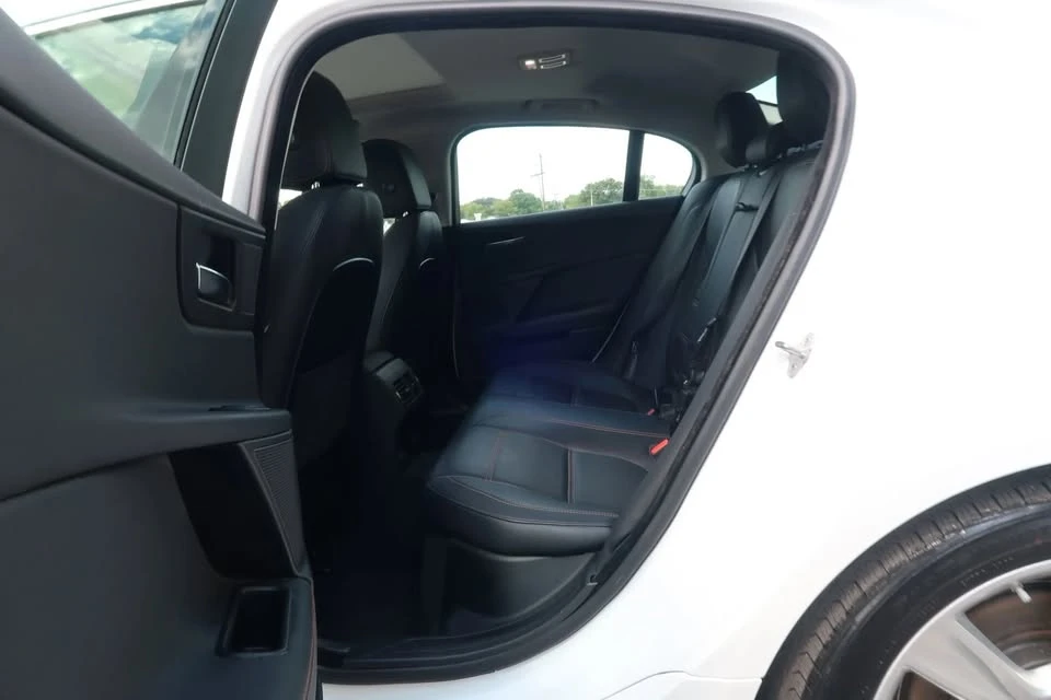 2018 Jaguar XE - Image 15 of 19