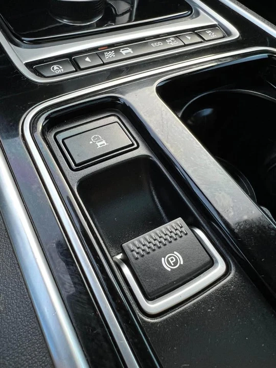 2018 Jaguar XE - Image 15 of 20
