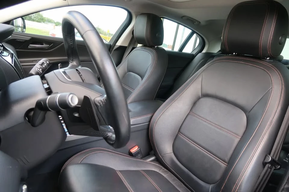 2018 Jaguar XE - Image 14 of 19