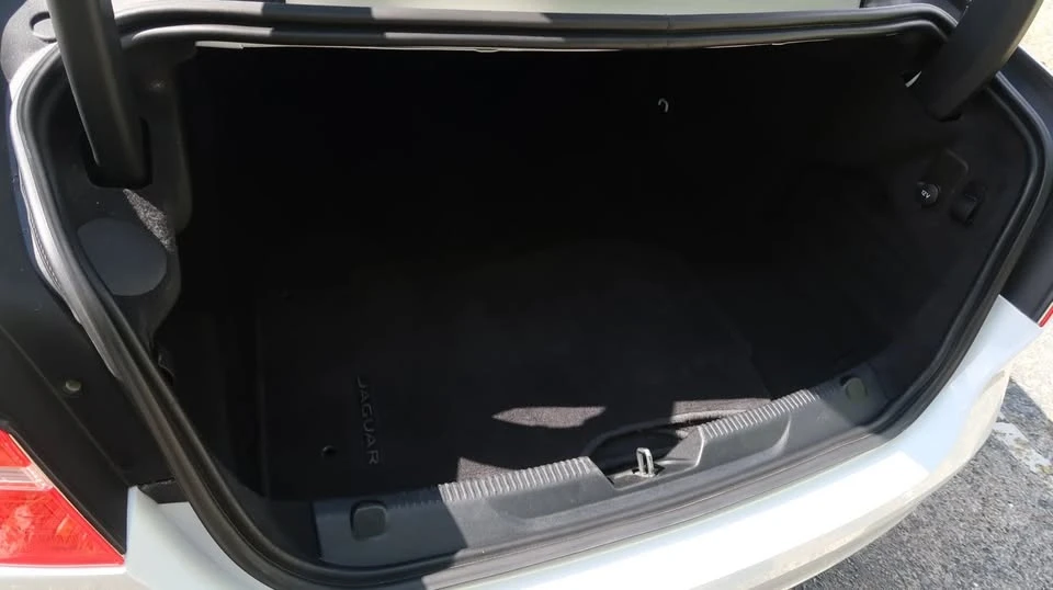 2018 Jaguar XE - Image 14 of 17