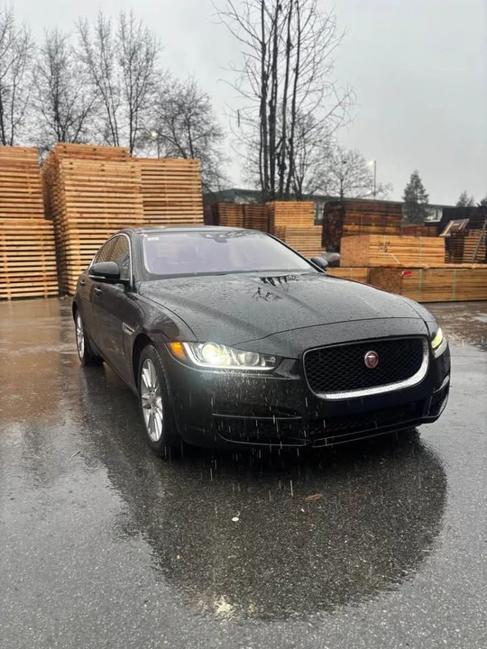 2018 Jaguar XE - Image 3 of 9