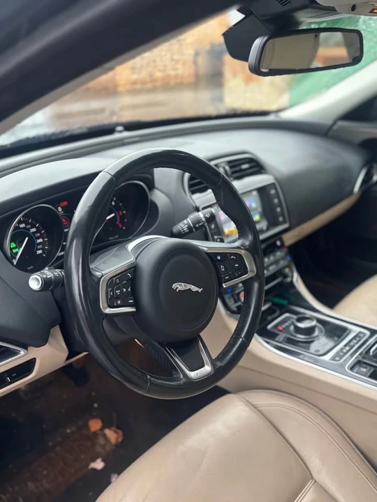 2018 Jaguar XE - Image 9 of 9