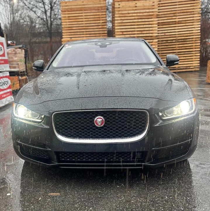 2018 Jaguar XE - Image 2 of 9