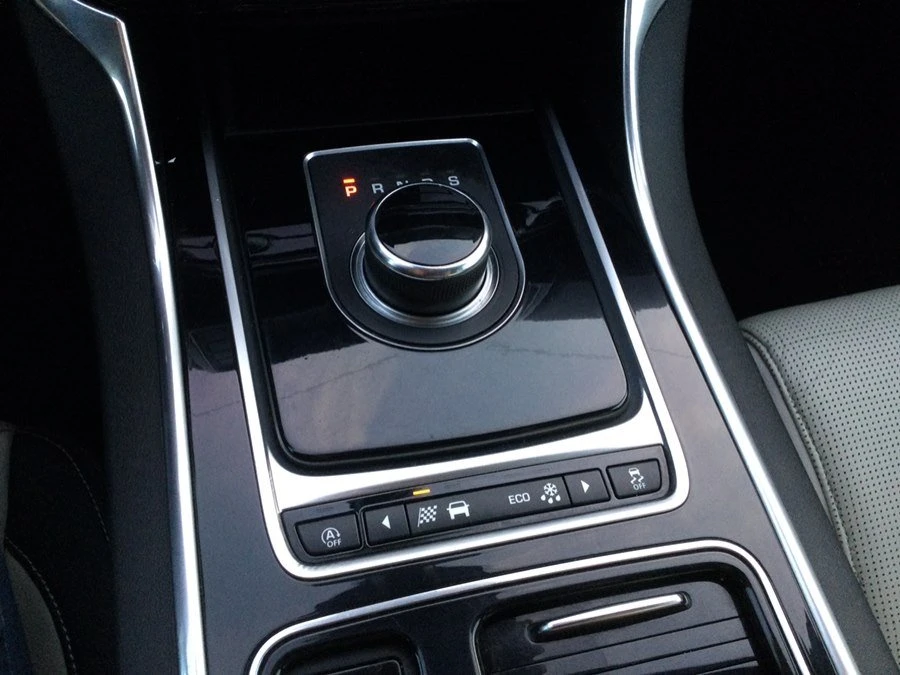 2018 Jaguar XE - Image 17 of 20