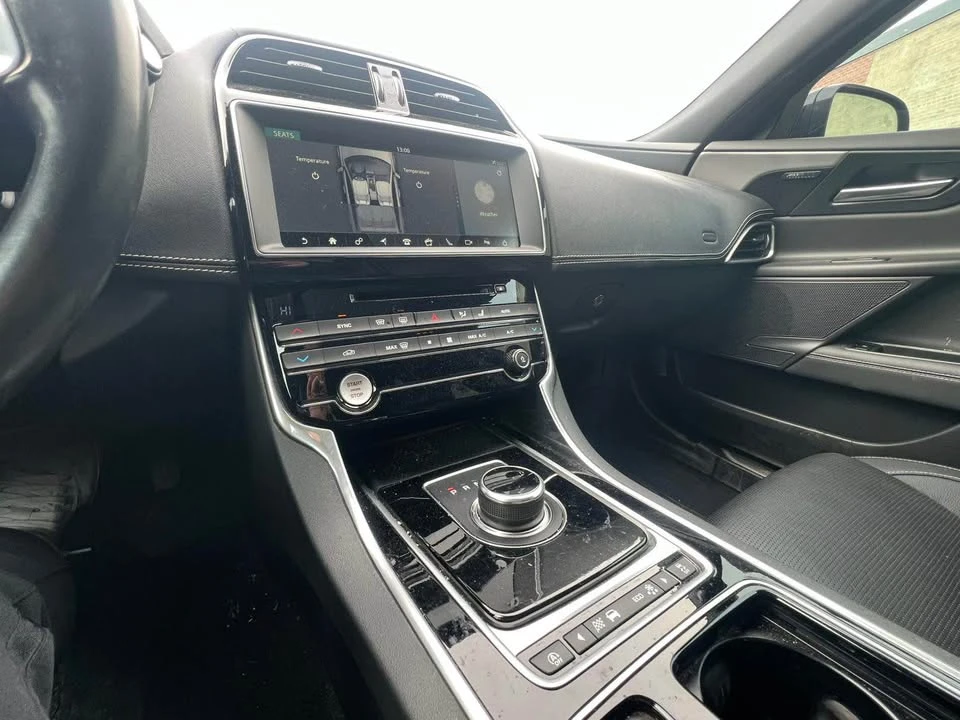 2018 Jaguar XE - Image 10 of 16